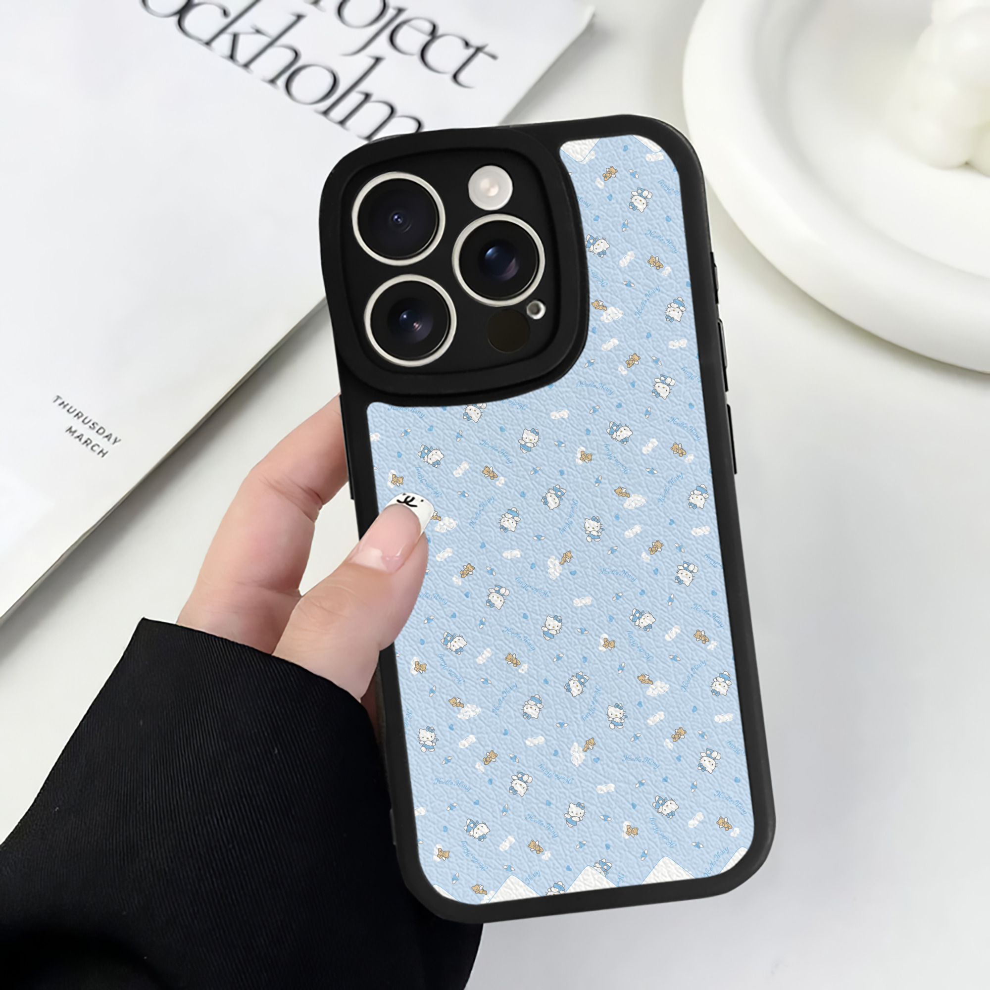 （画像用） Hello Kitty ハローキティ 【iPhone 16シリーズ対応】シリコンスマホケース（レザー調） 材質：シリコン